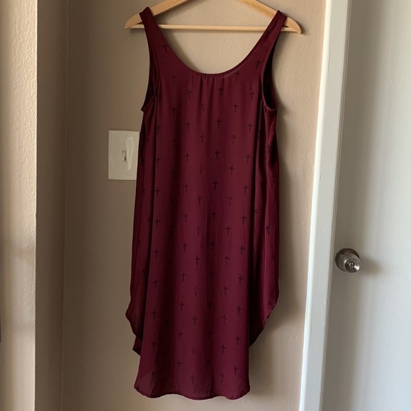 DECREE High Low Sleeveless Cross Print Tank Top - Picture 6 of 6